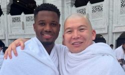 قبل مباراة الريال.. نجم برشلونة يؤدي مناسك العمرة